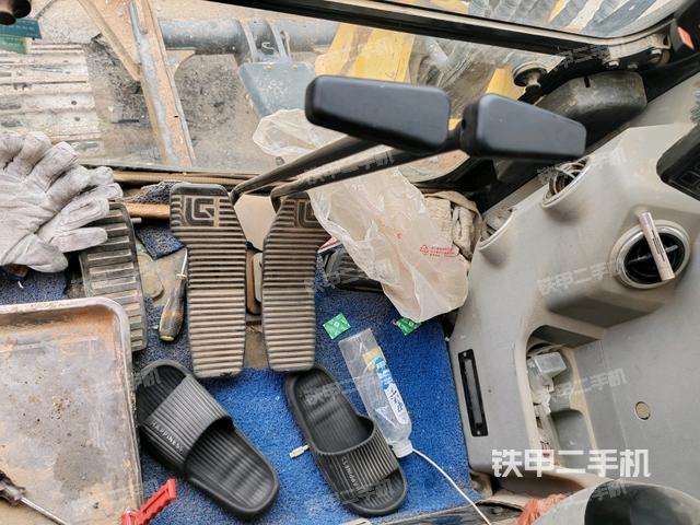 行走控制手柄和踏板?俯拍（駕駛室部分）