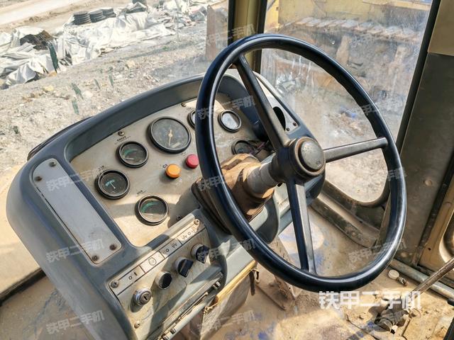 右側(cè)正面照（壓路機(jī)駕駛室）