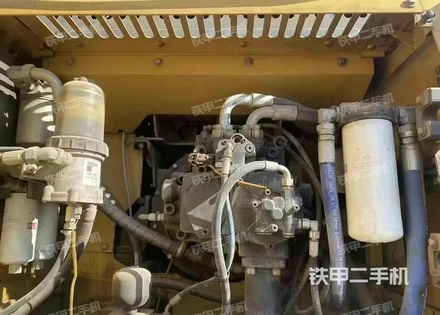 液压泵舱室正面整体（整机外观）