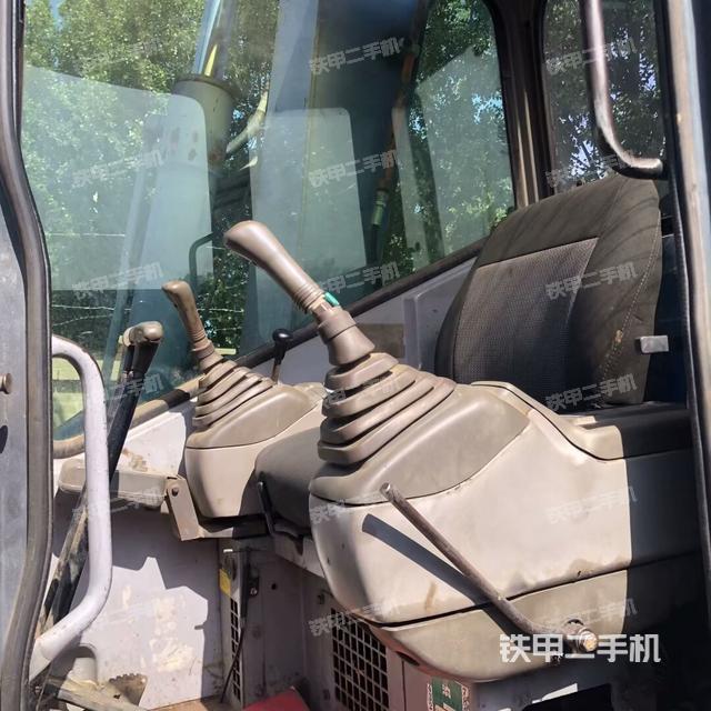 駕駛室整體(整機外觀) 駕駛室整體(整機外觀)