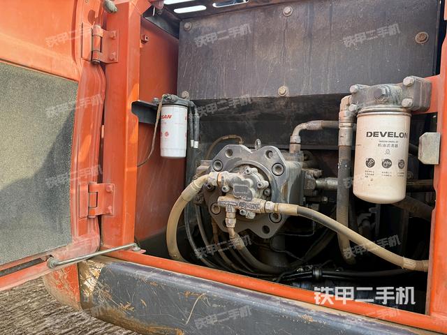 液壓泵艙室正面整體(整機外觀) 液壓泵艙室正面整體(整機外觀)