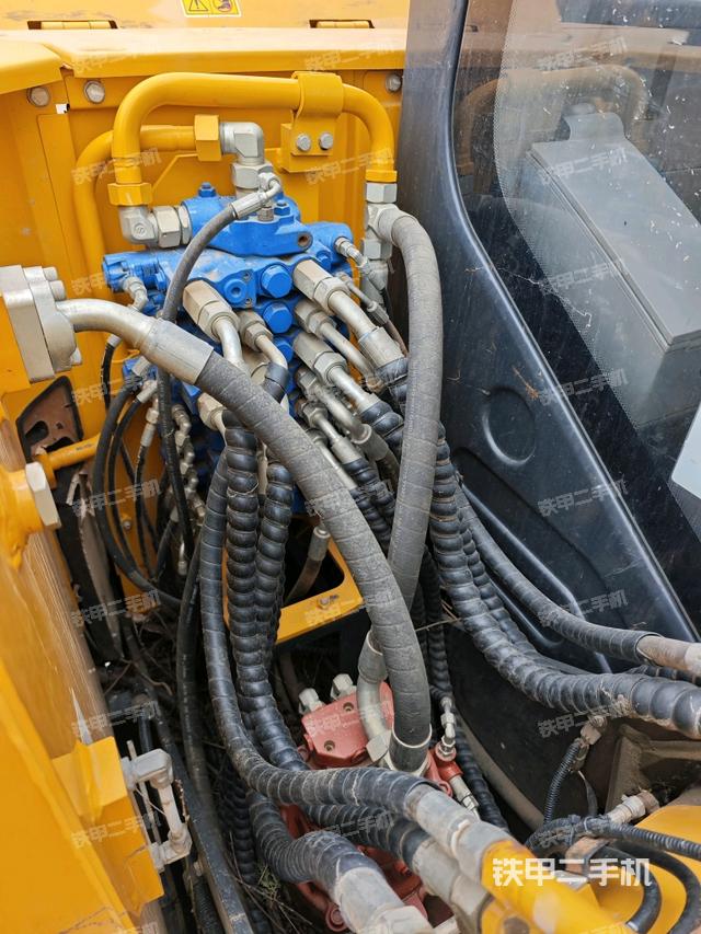 回轉(zhuǎn)馬達(dá)和主控閥(整機外觀) 回轉(zhuǎn)馬達(dá)和主控閥(整機外觀)