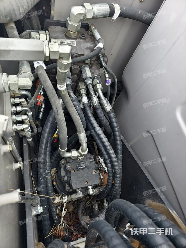 回转马达和主控阀（整机外观）