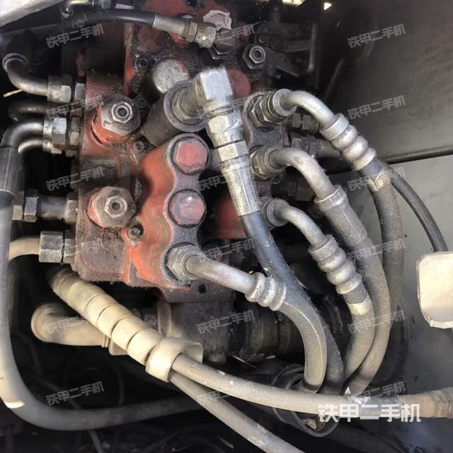 回轉(zhuǎn)馬達(dá)和主控閥(整機外觀) 回轉(zhuǎn)馬達(dá)和主控閥(整機外觀)