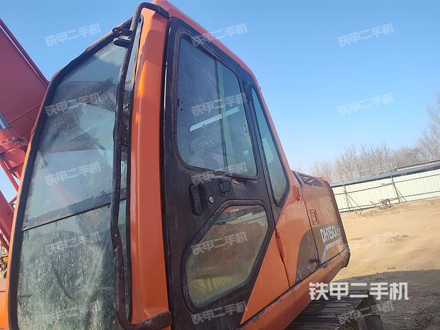 駕駛室整體(整機(jī)外觀(guān)) 駕駛室整體(整機(jī)外觀(guān))