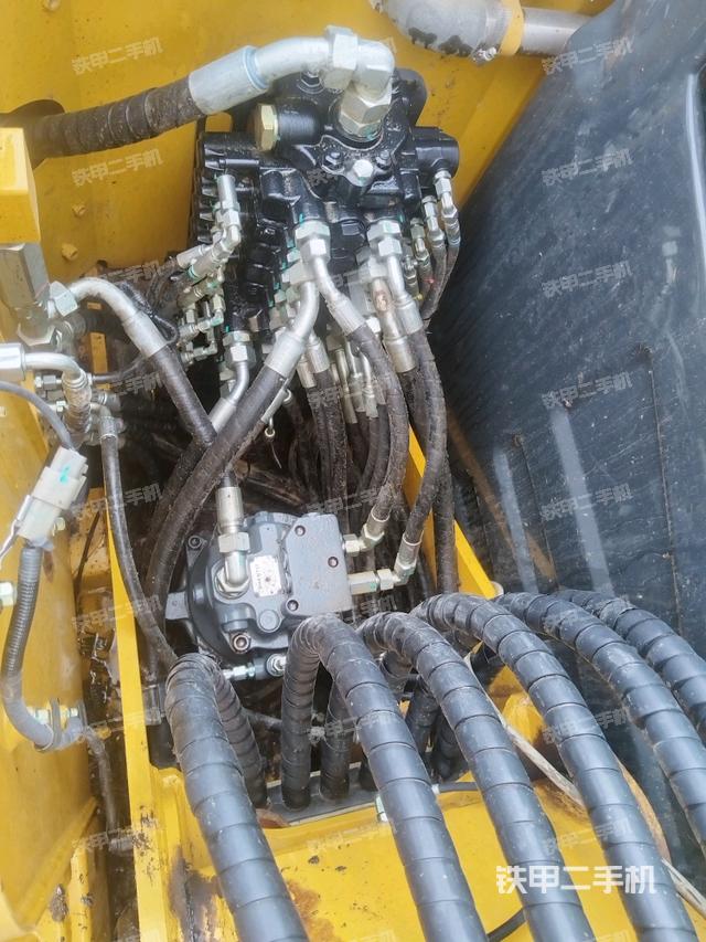 回轉馬達和主控閥（整機外觀）