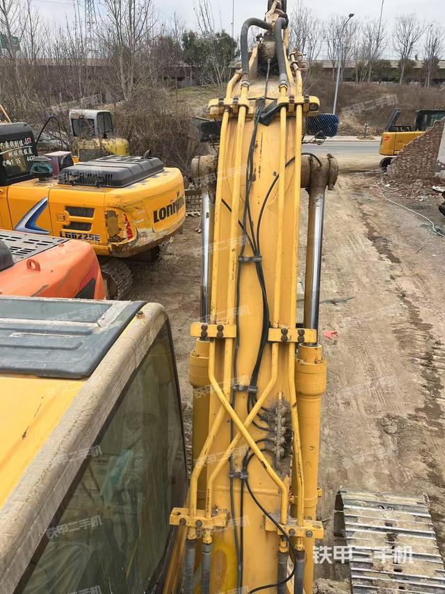 駕駛室頂部(整機(jī)外觀) 駕駛室頂部(整機(jī)外觀)