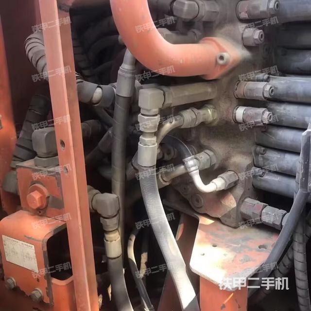 回轉(zhuǎn)馬達(dá)和主控閥（整機(jī)外觀）