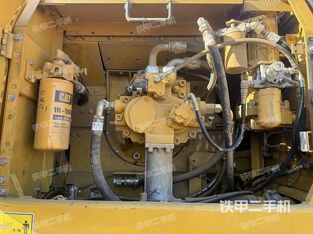 液压泵舱室正面整体（整机外观）