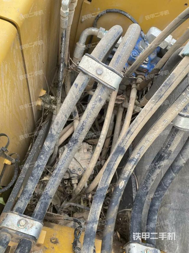 回轉(zhuǎn)馬達(dá)和主控閥（整機(jī)外觀）