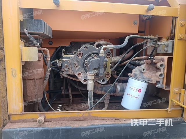 液壓泵艙室正面整體(整機外觀) 液壓泵艙室正面整體(整機外觀)