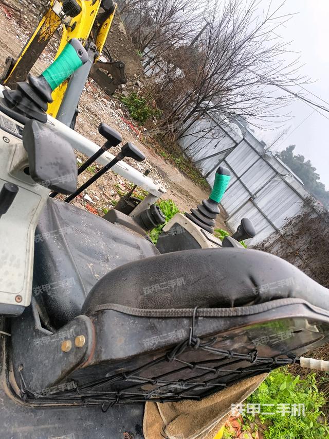 駕駛室頂部(整機(jī)外觀) 駕駛室頂部(整機(jī)外觀)