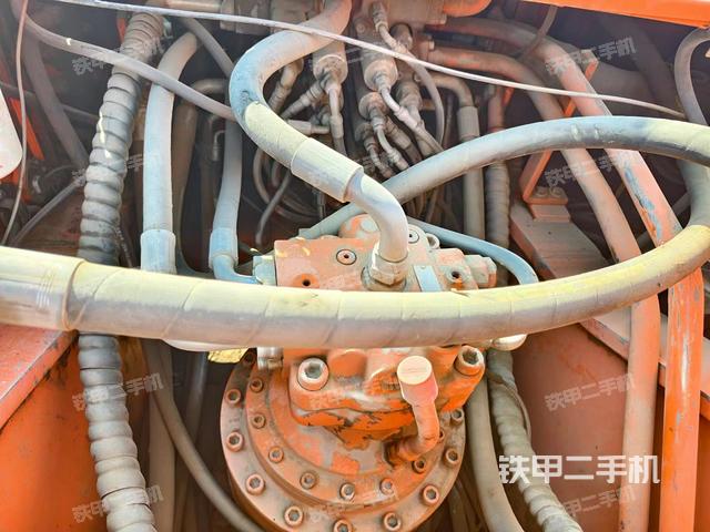 回轉(zhuǎn)馬達(dá)和主控閥(整機(jī)外觀) 回轉(zhuǎn)馬達(dá)和主控閥(整機(jī)外觀)