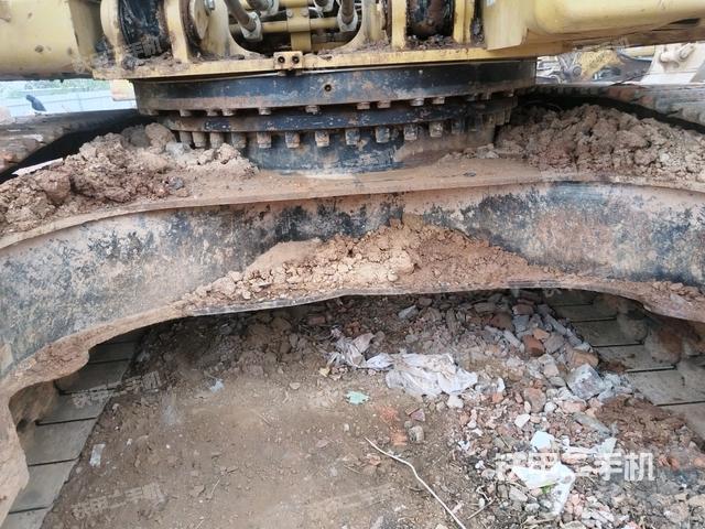 轉(zhuǎn)盤(pán)和下車架正前(工作和回轉(zhuǎn)裝置) 轉(zhuǎn)盤(pán)和下車架正前(工作和回轉(zhuǎn)裝置)