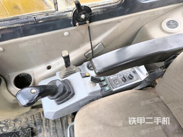 座椅右側(cè)控制臺(tái)/鑰匙門(mén)/油門(mén)/含右手柄（駕駛室部分）