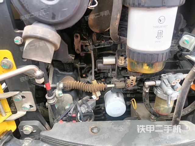 回轉(zhuǎn)馬達(dá)和主控閥(整機(jī)外觀) 回轉(zhuǎn)馬達(dá)和主控閥(整機(jī)外觀)