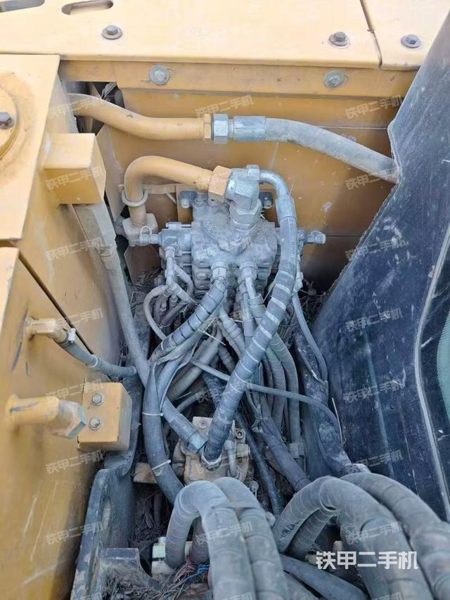 回轉(zhuǎn)馬達(dá)和主控閥(整機(jī)外觀) 回轉(zhuǎn)馬達(dá)和主控閥(整機(jī)外觀)