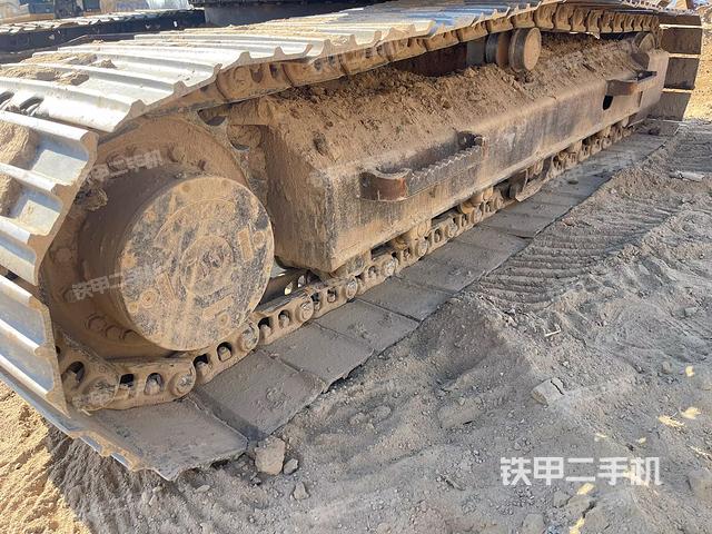 單側(cè)履帶整體(整機(jī)外觀) 單側(cè)履帶整體(整機(jī)外觀)