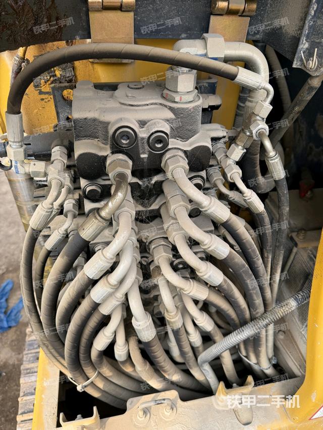 回轉(zhuǎn)馬達(dá)和主控閥(整機(jī)外觀) 回轉(zhuǎn)馬達(dá)和主控閥(整機(jī)外觀)