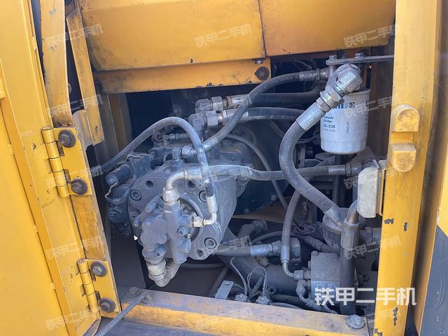 液壓泵艙室正面整體(整機(jī)外觀) 液壓泵艙室正面整體(整機(jī)外觀)