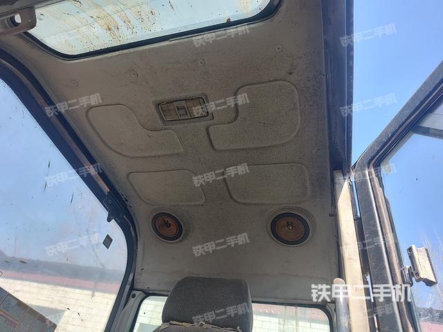 駕駛室頂部(整機(jī)外觀) 駕駛室頂部(整機(jī)外觀)