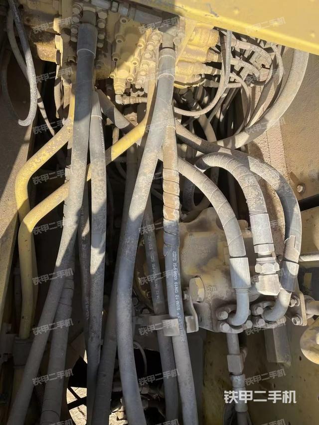 回轉(zhuǎn)馬達(dá)和主控閥（整機(jī)外觀）