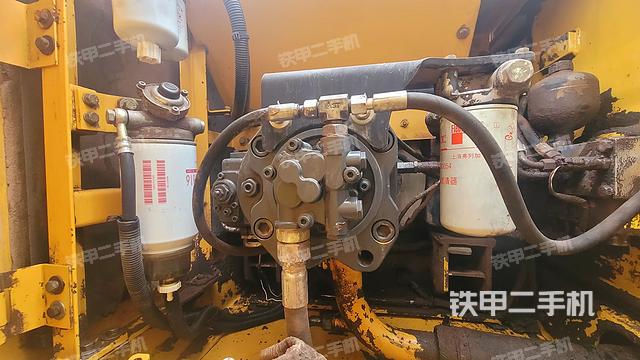 液压泵舱室正面整体（整机外观）