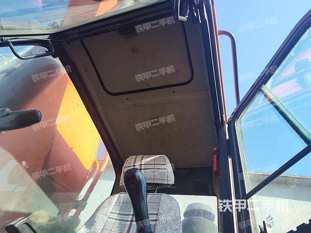 駕駛室頂部(整機外觀) 駕駛室頂部(整機外觀)