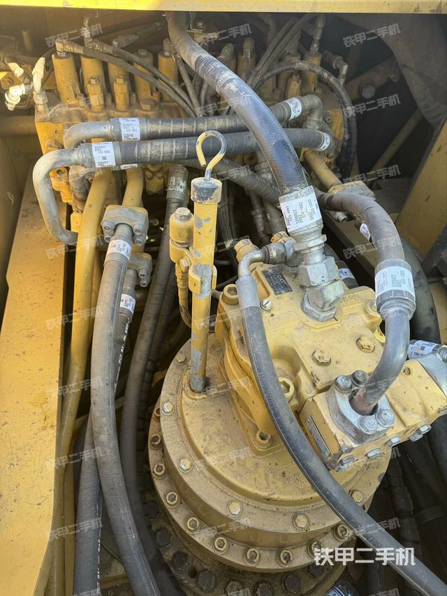 回转马达和主控阀（整机外观）