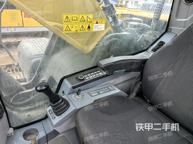 座椅右側(cè)控制臺/鑰匙門/油門/含右手柄(駕駛室部分) 座椅右側(cè)控制臺/鑰匙門/油門/含右手柄(駕駛室部分)