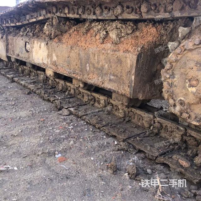 單側(cè)履帶整體(整機外觀) 單側(cè)履帶整體(整機外觀)