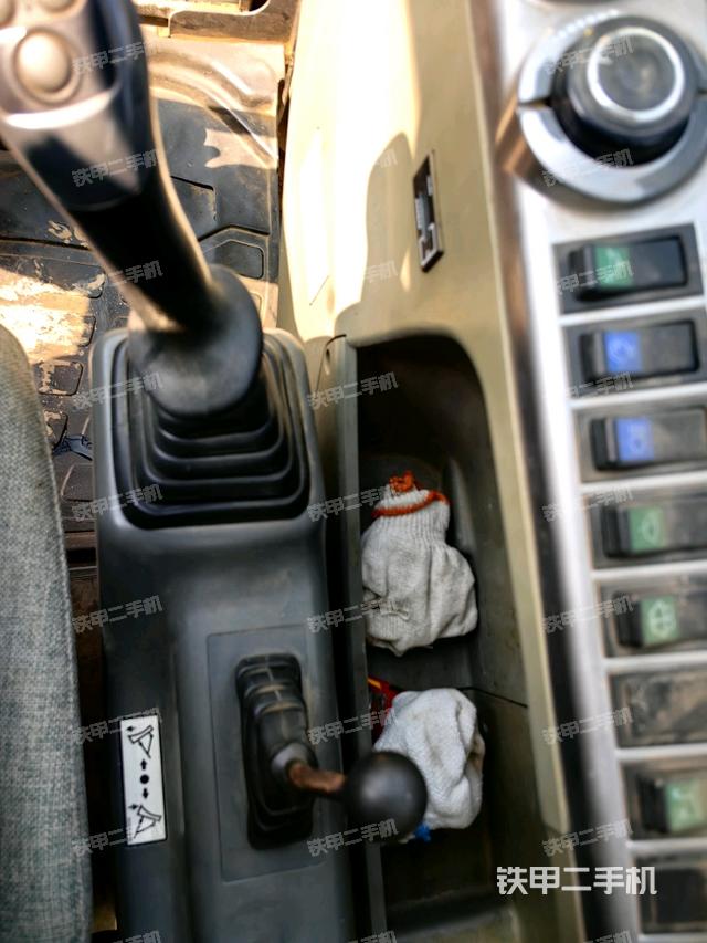 座椅右側(cè)控制臺/鑰匙門/油門/含右手柄(駕駛室部分) 座椅右側(cè)控制臺/鑰匙門/油門/含右手柄(駕駛室部分)