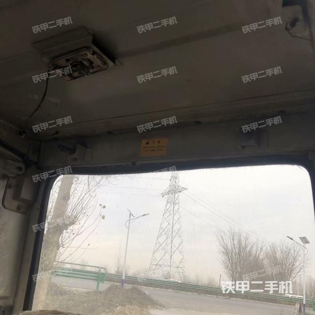 駕駛室頂部(整機(jī)外觀) 駕駛室頂部(整機(jī)外觀)