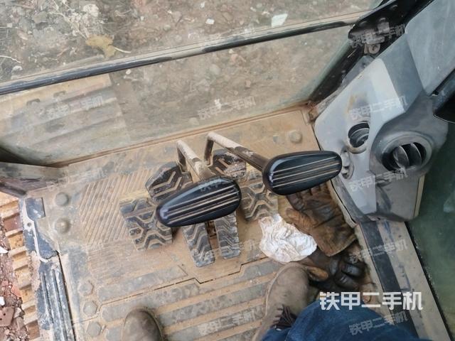 行走控制手柄和踏板?俯拍(駕駛室部分) 行走控制手柄和踏板?俯拍(駕駛室部分)