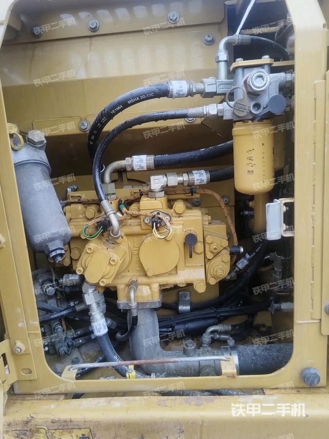 液壓泵艙室正面整體(整機(jī)外觀) 液壓泵艙室正面整體(整機(jī)外觀)
