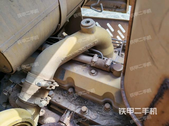 發(fā)動(dòng)機(jī)右側(cè)全景（壓路機(jī)發(fā)動(dòng)機(jī)艙）