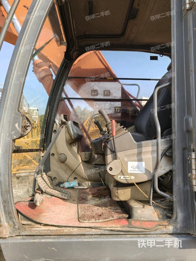 行走控制手柄和踏板?俯拍（駕駛室部分）