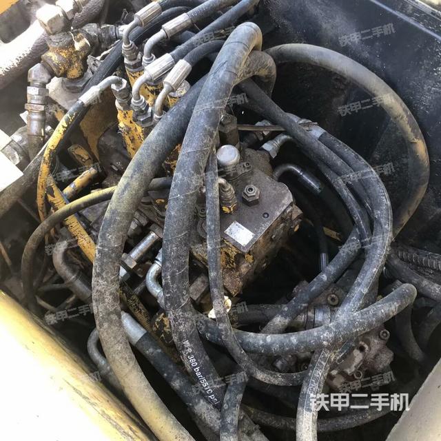 回轉(zhuǎn)馬達(dá)和主控閥（整機(jī)外觀）