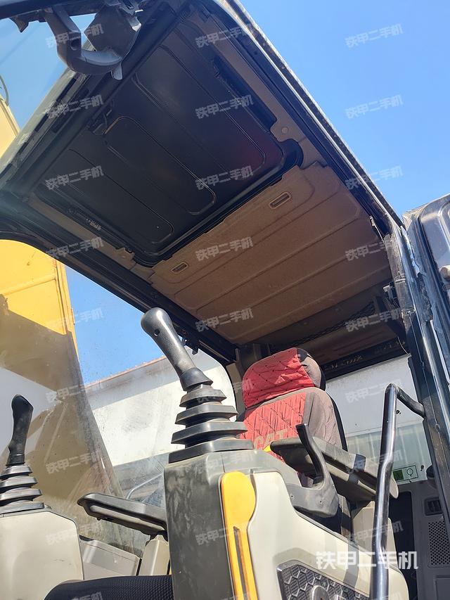 駕駛室頂部(整機外觀) 駕駛室頂部(整機外觀)