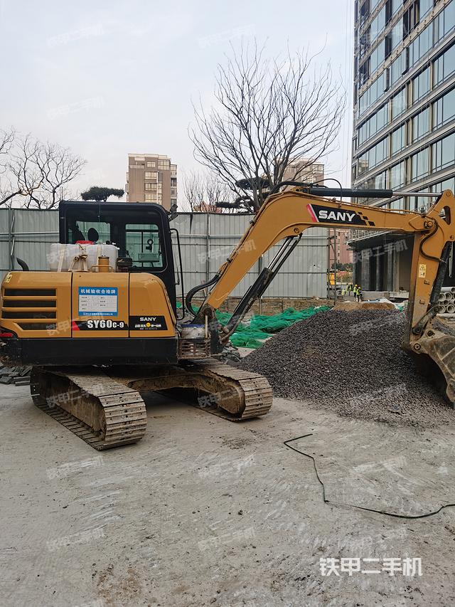 驾驶室顶部（整机外观）