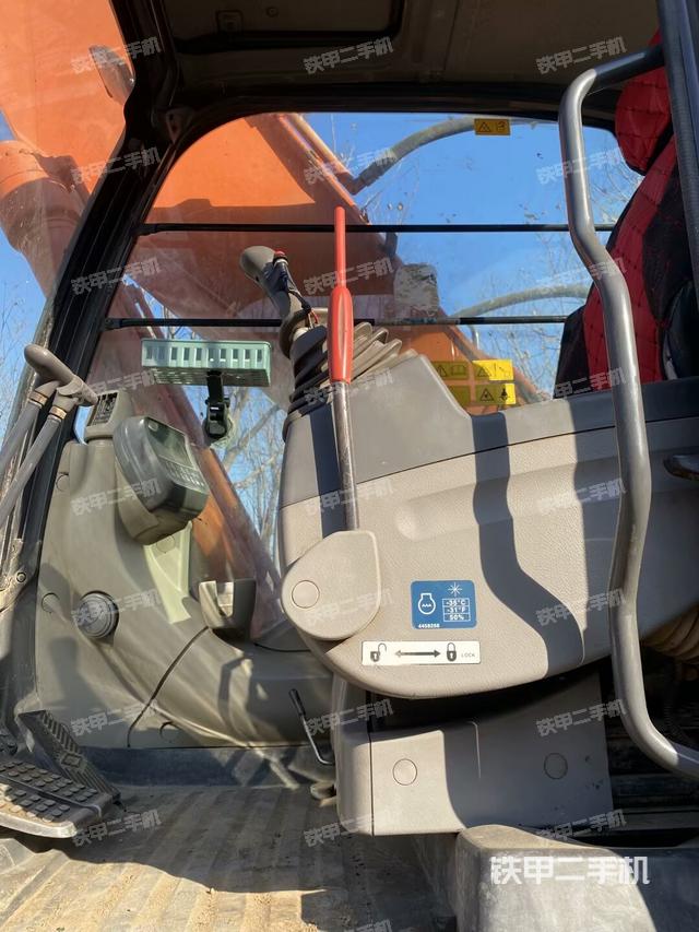 駕駛室整體(整機(jī)外觀) 駕駛室整體(整機(jī)外觀)