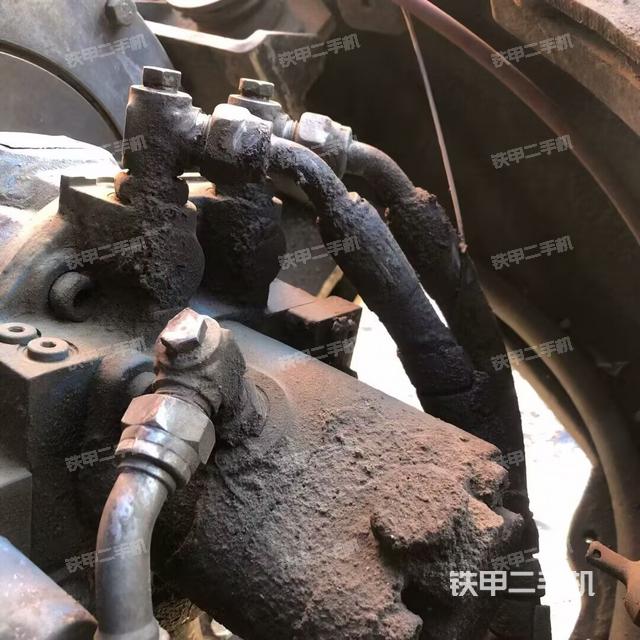 液壓泵艙室正面整體（整機外觀）