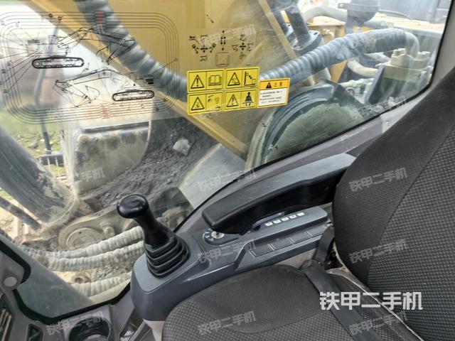 行走控制手柄和踏板?俯拍（駕駛室部分）