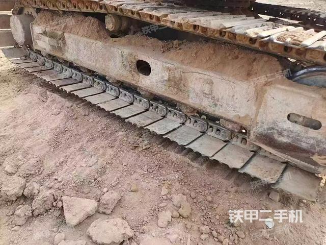 單側(cè)履帶整體(整機(jī)外觀(guān)) 單側(cè)履帶整體(整機(jī)外觀(guān))