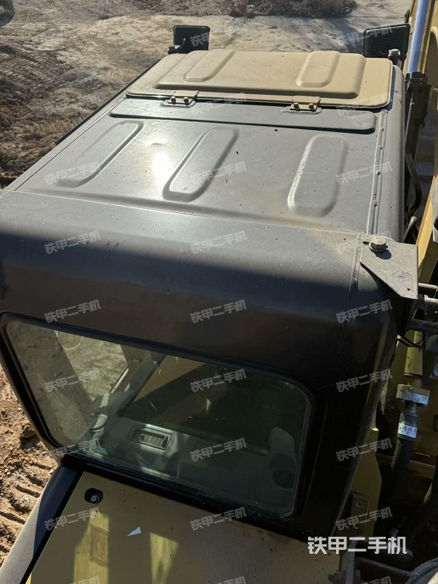 驾驶室顶部（整机外观）