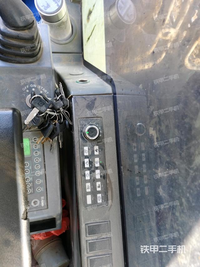 座椅右側(cè)控制臺(tái)/鑰匙門/油門/含右手柄（駕駛室部分）