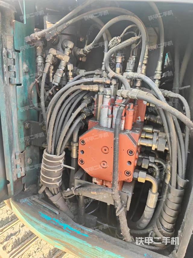 液压泵舱室正面整体（整机外观）