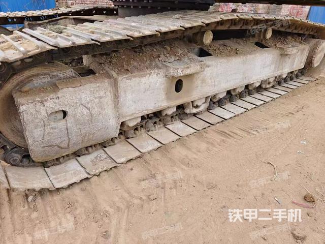 單側(cè)履帶整體(整機(jī)外觀) 單側(cè)履帶整體(整機(jī)外觀)