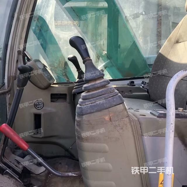 駕駛室整體(整機(jī)外觀) 駕駛室整體(整機(jī)外觀)