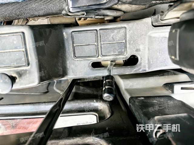 座椅右側控制臺/鑰匙門/油門/含右手柄（駕駛室部分）